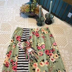 Maxi custom skirt with matching flower pin. EUC ❣️